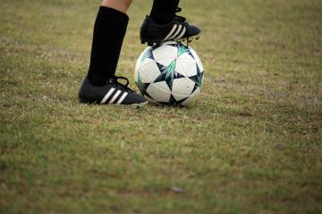 这一抱捧红了女友！佛得角球员打进世界波后冲向看台与女友相拥，如今她的个人社媒粉丝数已近20万（…